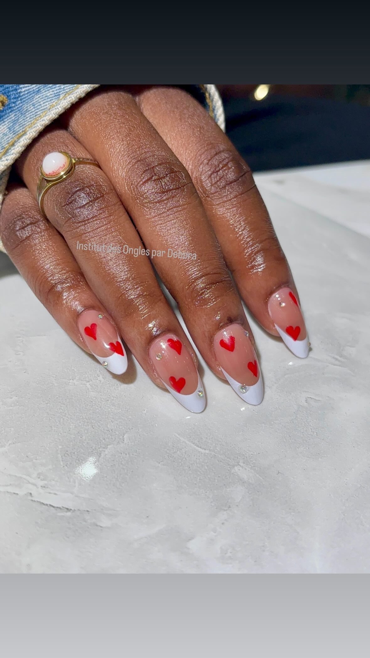 French élégant avec des cœurs rouge et des strass