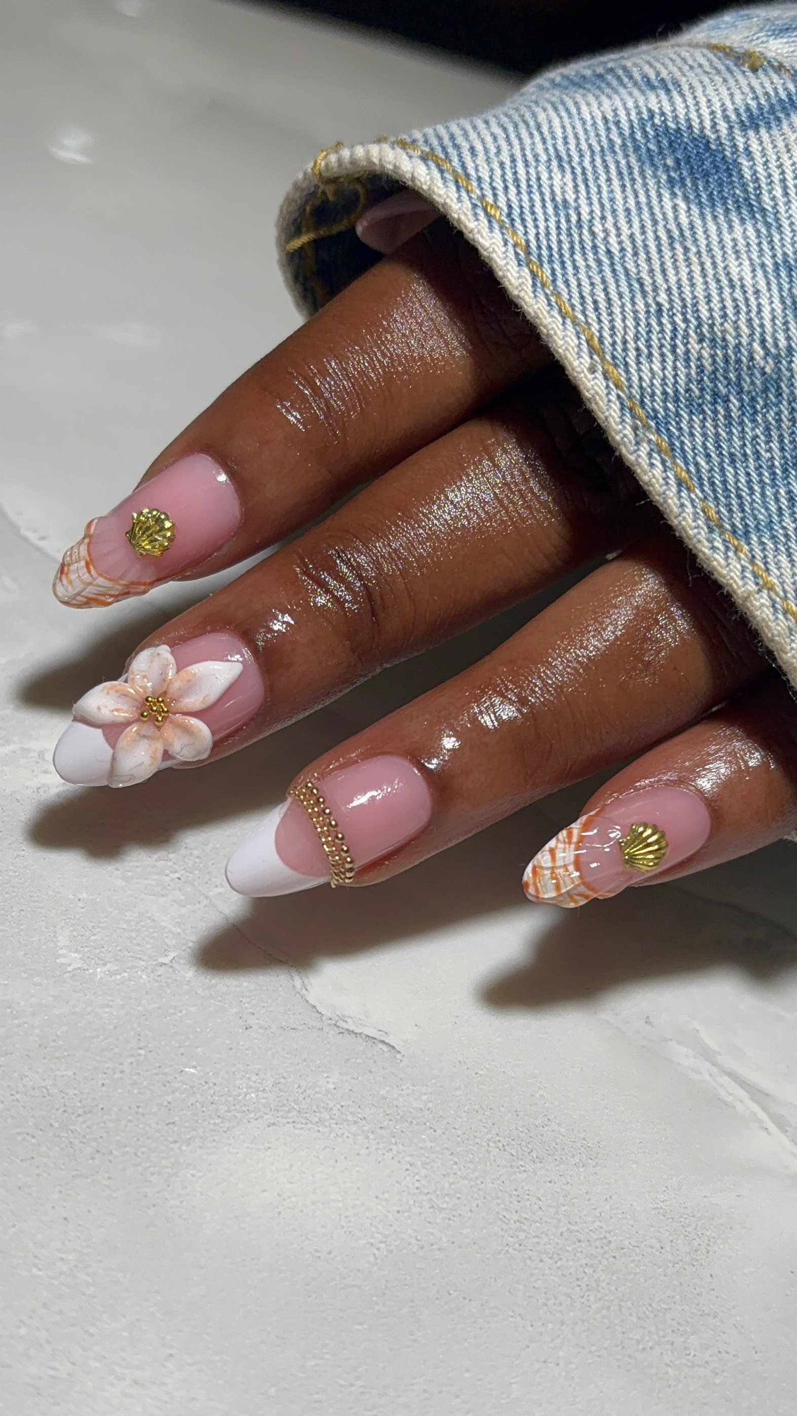 Full Nail art ( effet coquillages, fleur 3D, French manucure et bijoux ) — porté